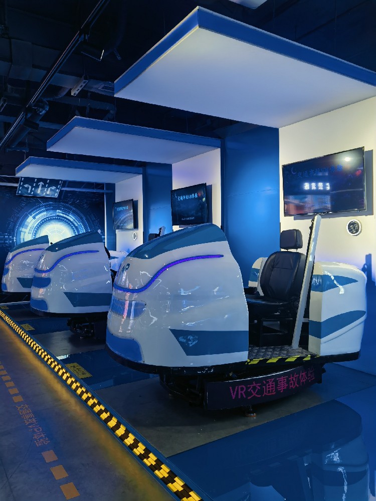 三人VR动感影院：塑造沉浸式交通安全教育新体验